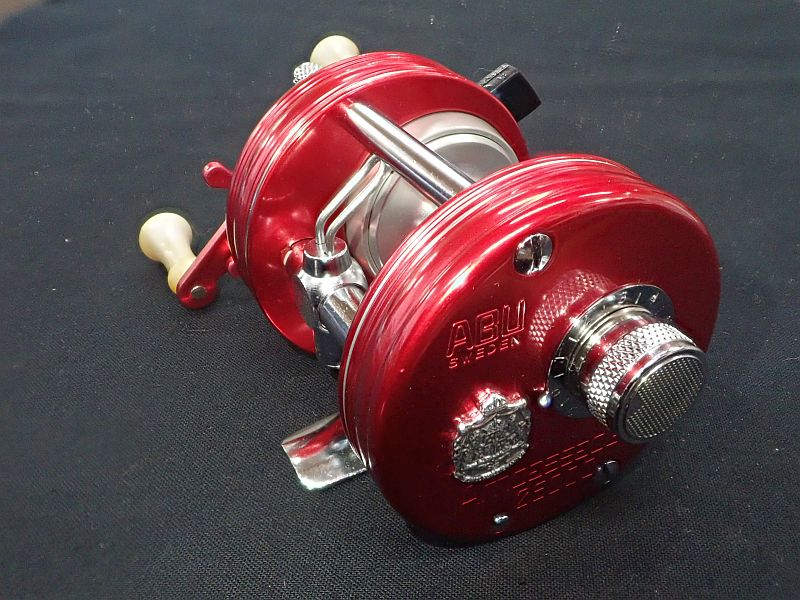 【アブガルシア】 アンバサダー2500C 波型刻印 ノスタルジアレッド 中古